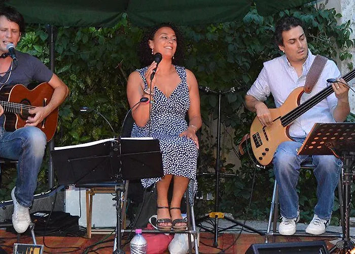 Chateau De Lacomte Hotel 4*