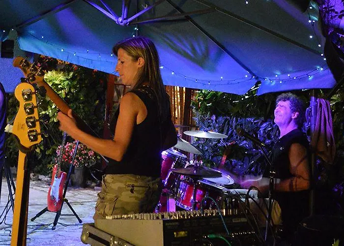 Hotel Chateau De Lacomte Carlucet