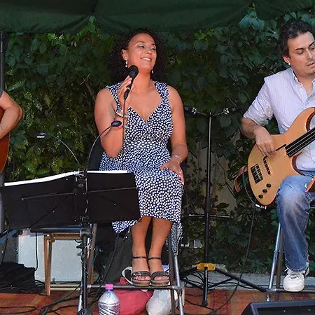 Chateau De Lacomte Hotel 4*